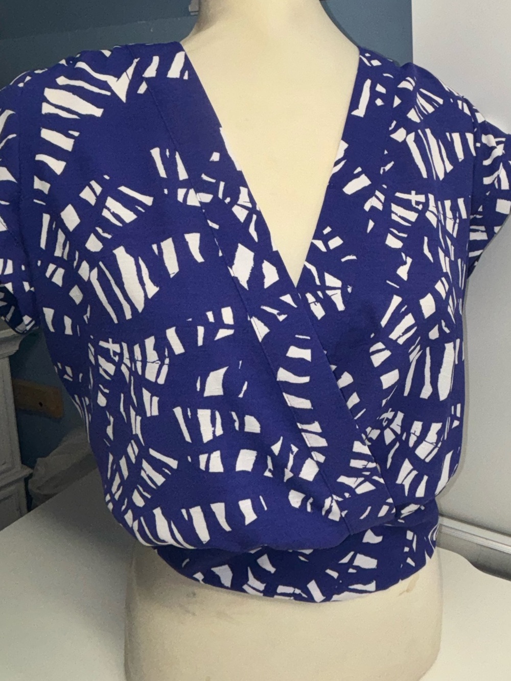 Nine West Blue & White Abstract Faux-Wrap Smocked Waist Top - Size S - Picture 7 of 7